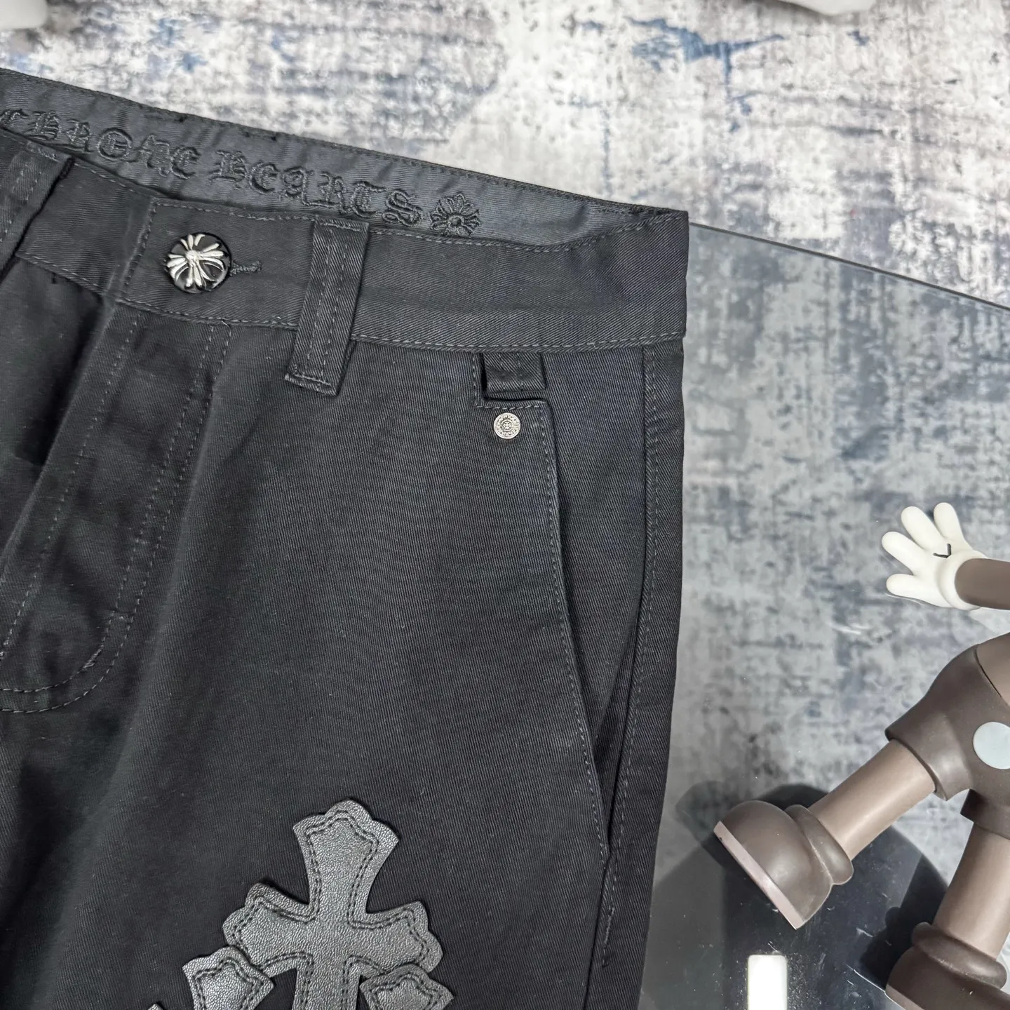 P270 Chrome Hearts CH casual black trousers cross-patched leather jeans. Original purchased and patterned to truly restore the ultimate texture of Vintage. Special Italian cowhide print and then cut. Customized sheepskin three-layer thick line leather. The whole is spliced in heavy water washing process. Craftsmen hand-splash ink. You can see the details. Three-dimensional cutting version. Loose and comfortable. Not flattering on the figure. Shows height and slimness. Factory Seiko. Original quality control. Same style for men and women. Can be matched with couples. Versatile recommendation. The must-have jeans for all seasons Color: black Size: 28/30/32/34 Waist: 73/78/83/88 Pants length: 102/104/106/108
